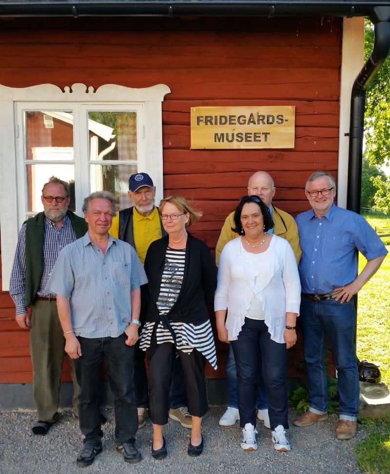 Här poserar den grupp medlemmar som deltog i utflykten till Övergran och Biskops-Arnö i juni 2015. 